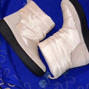Zodiac Cream Winter Boots with Black Soles